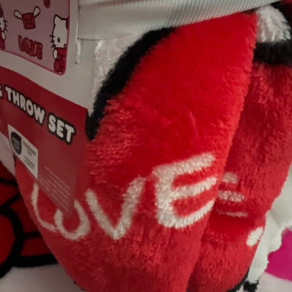 Super cute hello kitty valentines blanket, pillow and singing/dancing doll - Picture 3 of 4